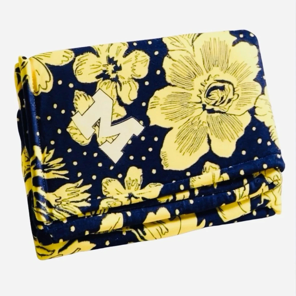 VERA BRADLEY UofM Maize & Blue Cotton Collegiate Blanket 🏈 Authentic, EUC